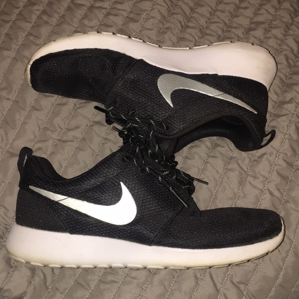 Women's Nike black roshe run one sneakers